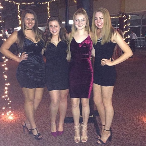 Vintage inspired Velvet scoop neck cocktail dress - Picture 3 of 3